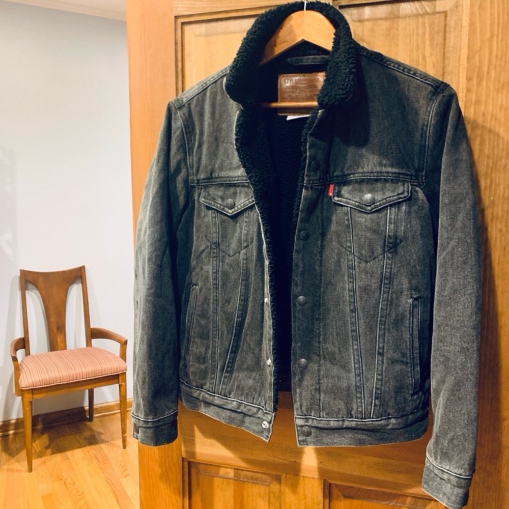 LEVI’S Embossed Logo Sherpa Lined Trucker Jacket